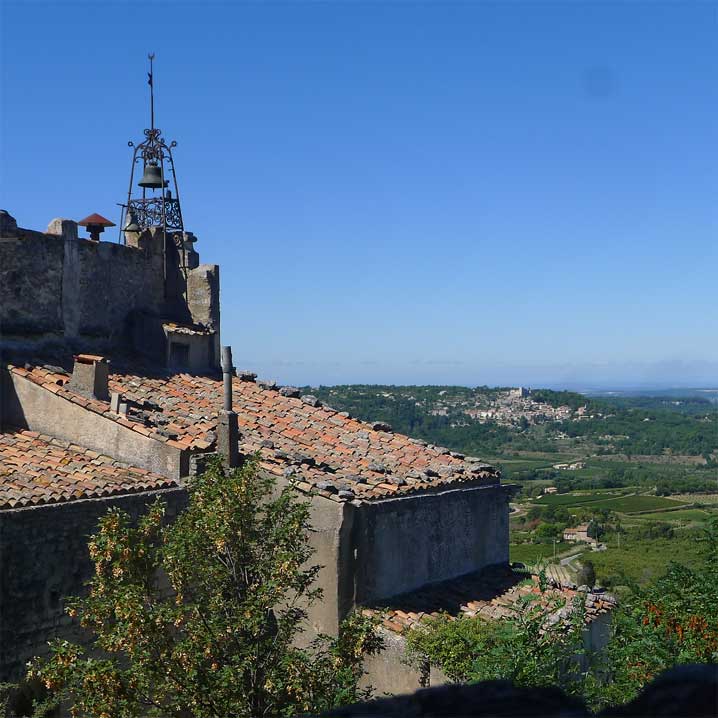 古い南仏の建物と青い空