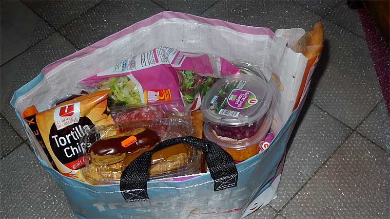 南仏のスーパーで購入した食料品が入っている買い物袋