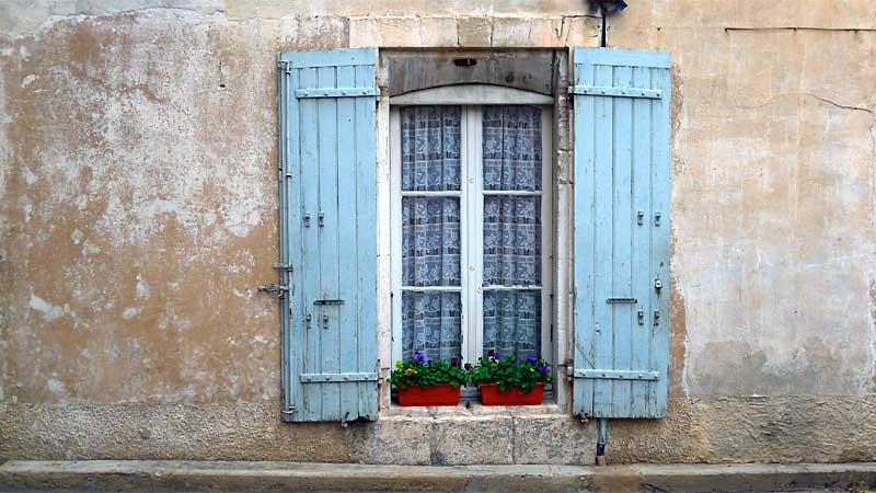 青い南仏のヴォレと窓辺の花