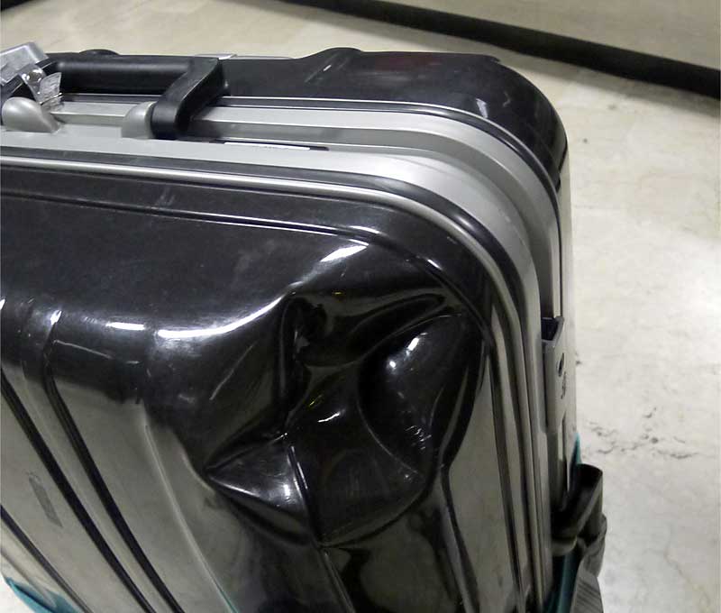 角がつぶれたスーツケース