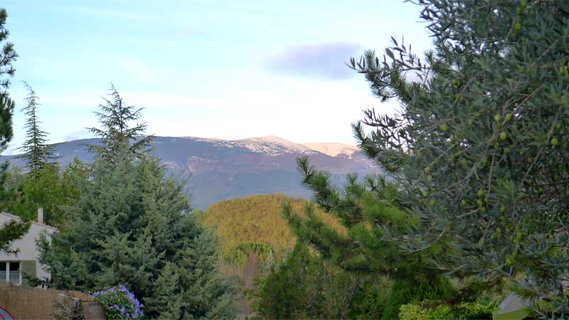 遠くにヴァントゥー(ventoux）山の見える風景