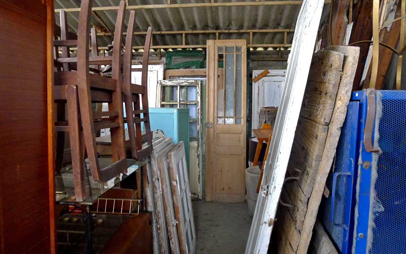 建具を中心としたブロカント品があふれる倉庫