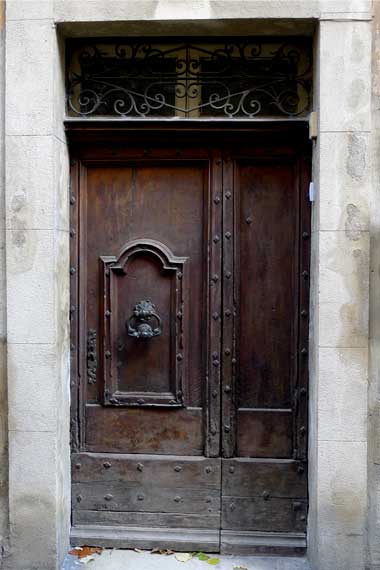 ドアノッカーのついた古いプロヴァンスのドア