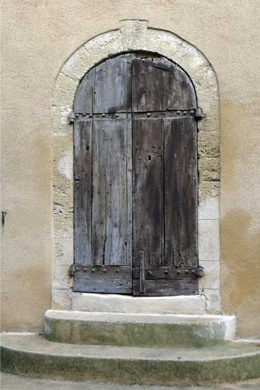 プロヴァンスの古いアーチ型木製ドア