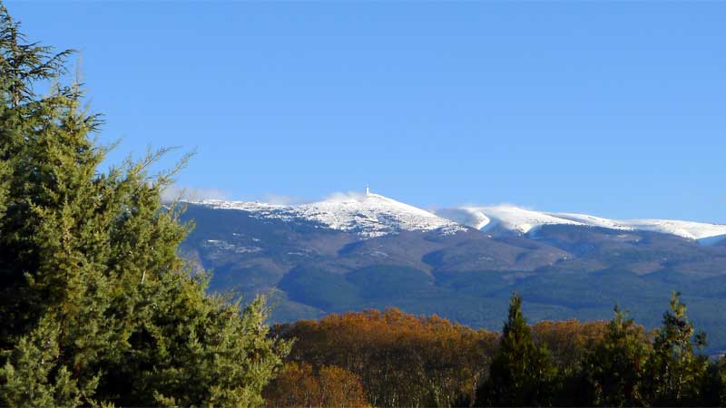 雪を頂くVentoux山