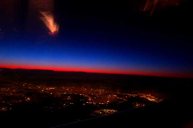 機内から見えるパリ夜景と夕焼け