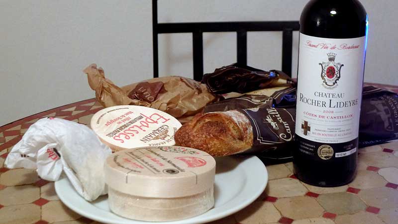 フランスのバゲットとチーズとワイン