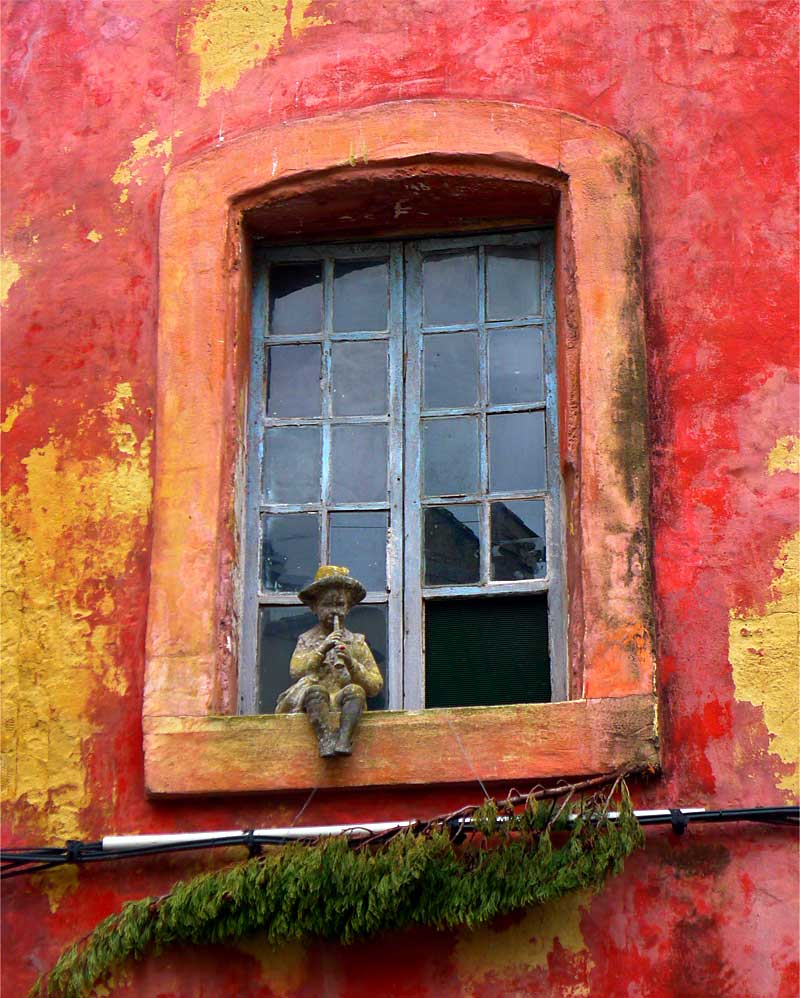 リル・シュル・ラ・ソルグ町内の窓に置かれた笛を吹く少年の像