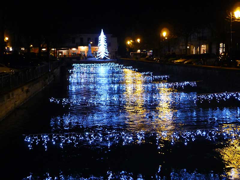 照明に照らされたクリスマス前のソルグ川夜景