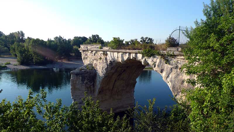 南仏の川にかかる壊れた橋