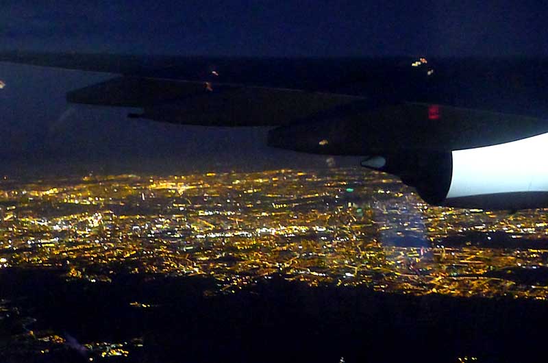 飛行機の中から見るパリの夜景