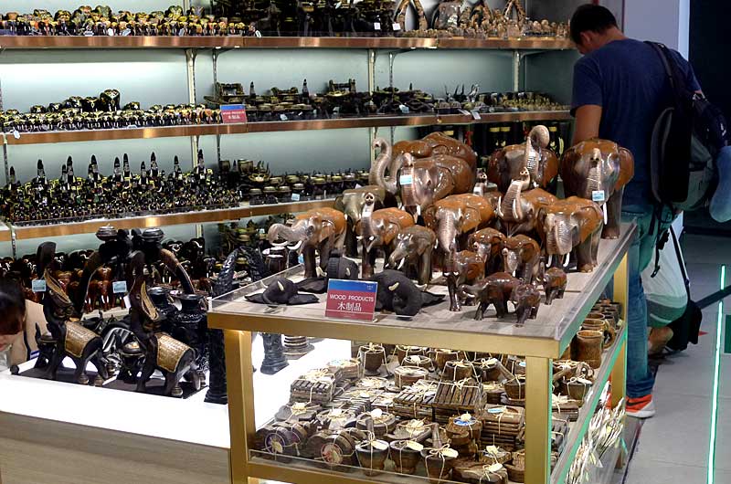象の像がたくさん置いてあるスワンナプーム国際空港の土産物店。