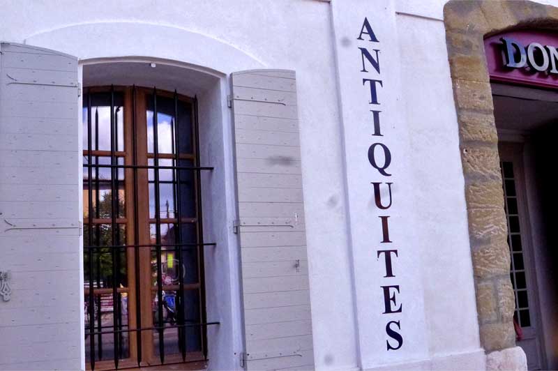 "ANTIQUES”のサインがある、リル・シュル・ラ・ソルグのアンティークショップ