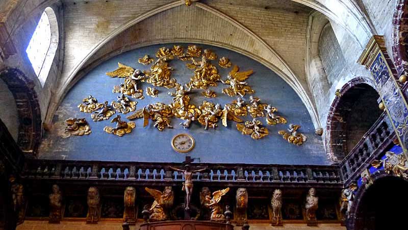 プロヴァンスの町リル・シュル・ラ・ソルグの"Notre-Dame-des-Anges"教会内にある天使のインテリア