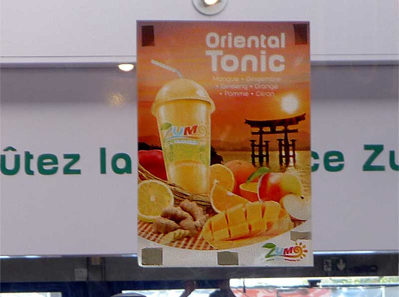 プロヴァンスのショッピングモールで見かけた「オリエンタル・トニック」のポスター。