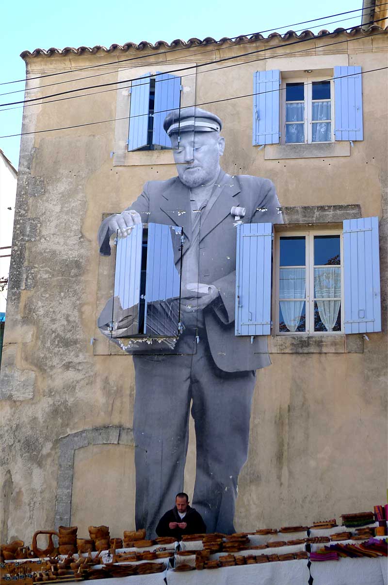 Bonnieuxの建物に描かれた郵便配達人のストリートアート