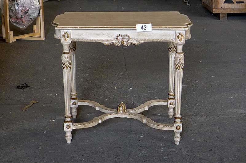 シャビーなホワイト＆ゴールドが美しいルイ16世様式のテーブル