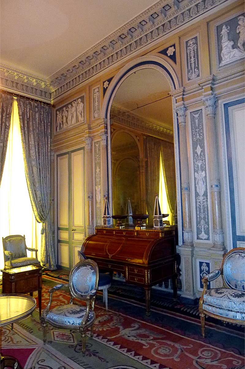 シックで高級なアンティーク家具が溢れかえるパリ装飾美術館内の展示室。