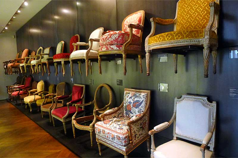 たくさんのアームチェアが展示されているパリ装飾美術館内の展示室。