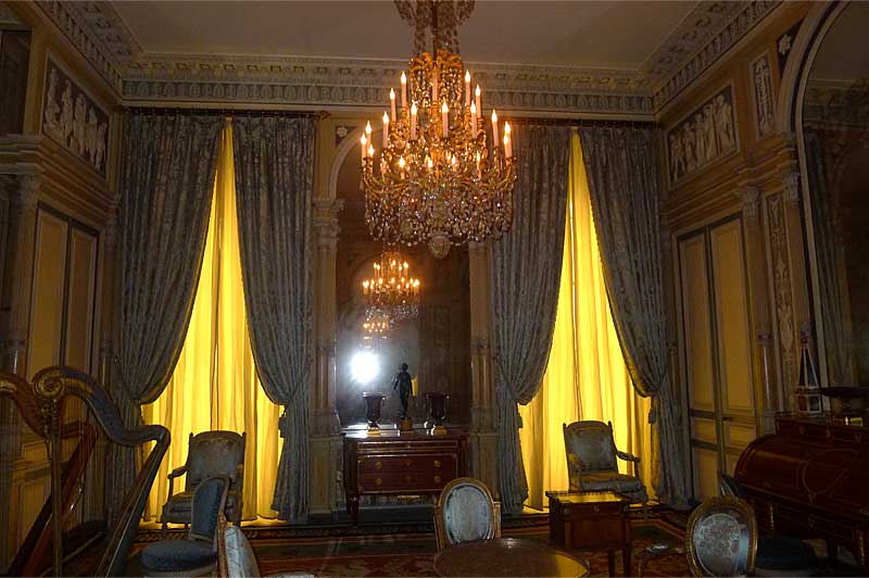 大きくゴージャスなシャンデリアが中央に鎮座するパリ装飾美術館内の展示室。