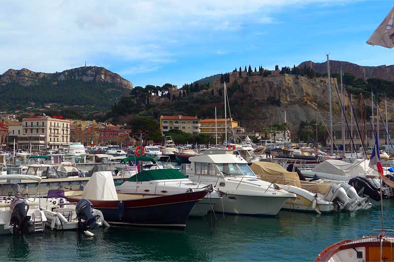 Cassisの港とその後ろに山や岸壁が見える景色