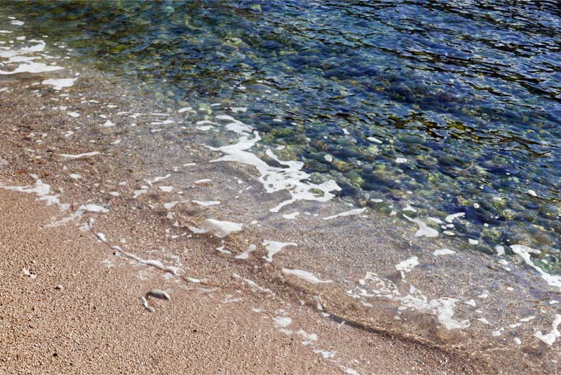 海の水の美しさが際立つCassisの浜辺の波打ち際。