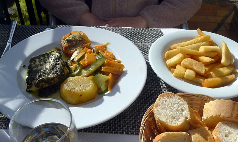 魚、ポテト、野菜のソテーとフレンチフライ