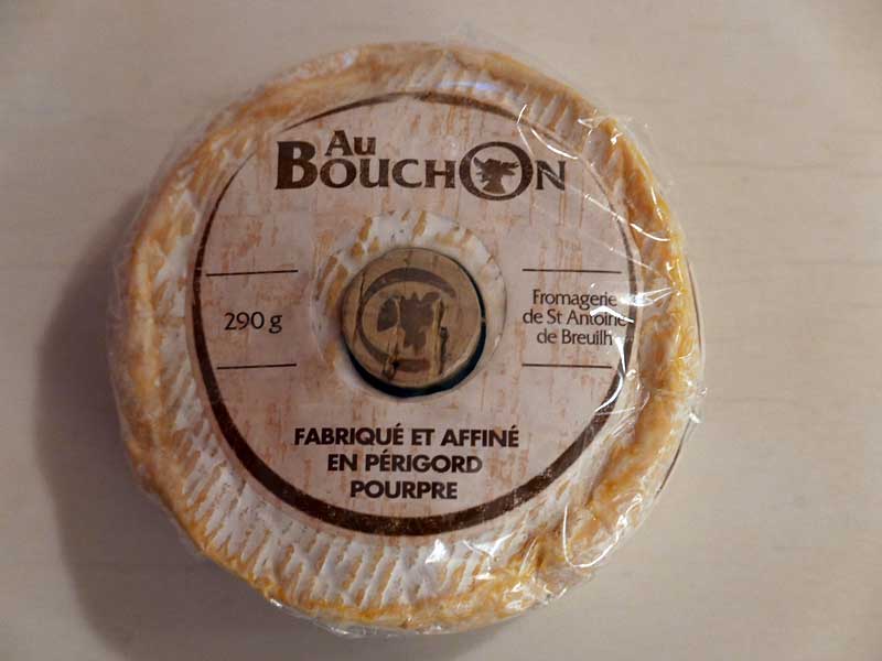 中央にコルク栓のある"Au Bouchon"チーズ