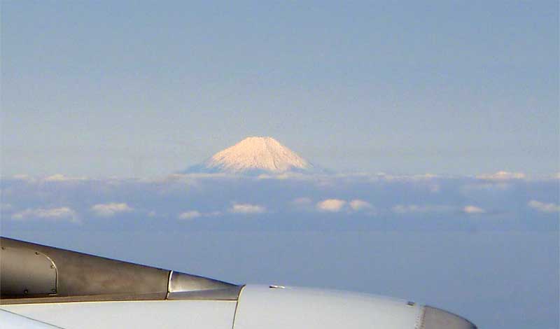 飛行機の機内から見える雪をかぶった富士山