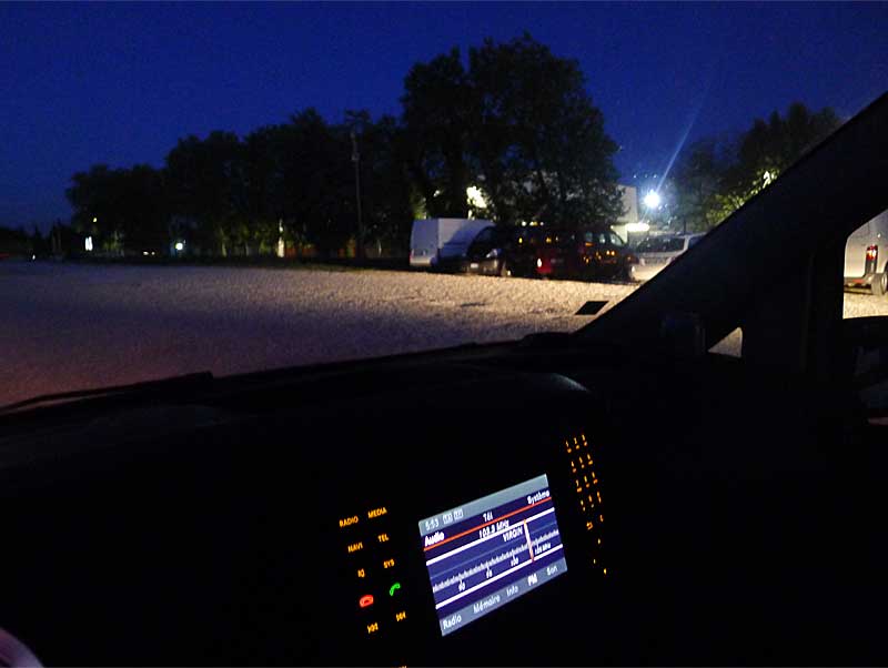 プロ向けアンティークフェアー会場の駐車場。早朝のためまだ真っ暗。