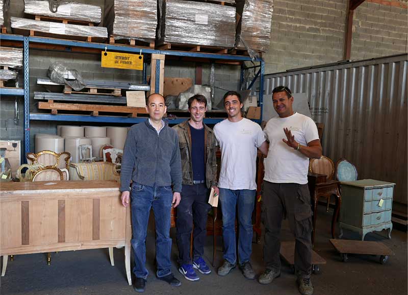 契約倉庫でポーターの方々と撮った記念写真。私ラファエルと3人のポーターたち。