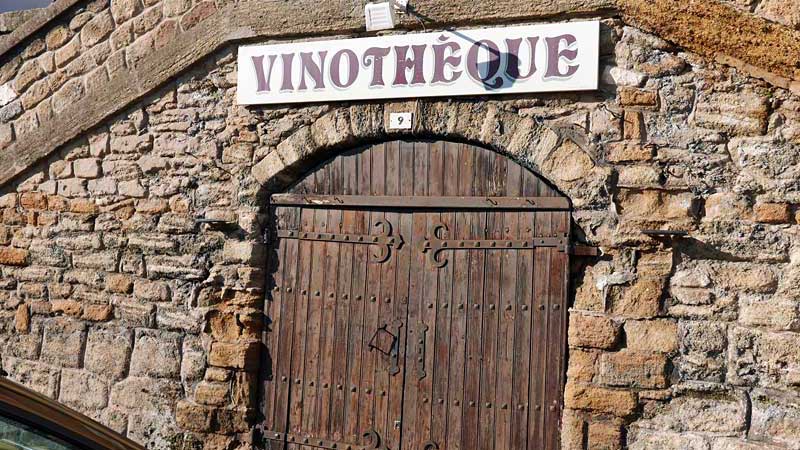シャトーヌフデュパプのワインショップ。アンティークな扉が素晴らしい。