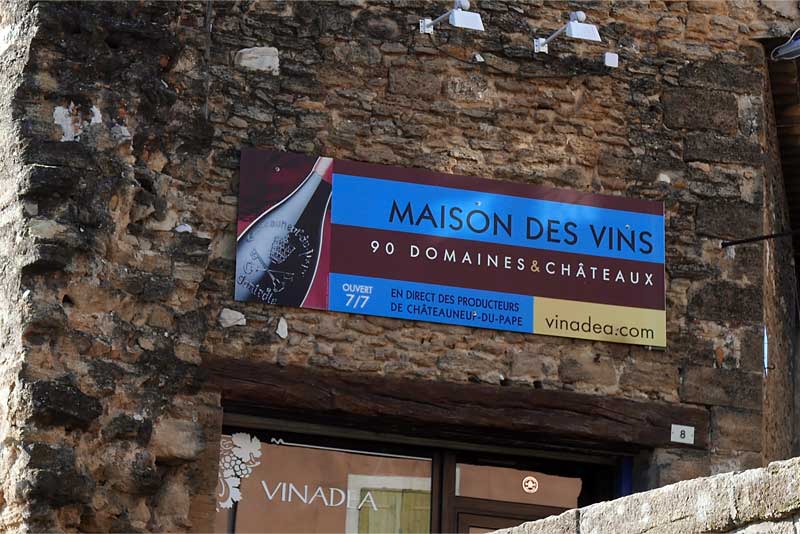 シャトーヌフデュパプの町にある90のドメーヌ＆シャトーのワインの販売店
