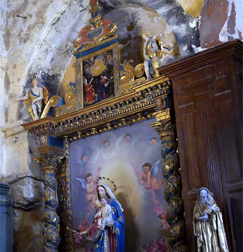 リュベロン地方の村アンスウィ（Ansouis）の教会Église Saint-Martinの内部。美しい絵画やマリア像が飾られている。