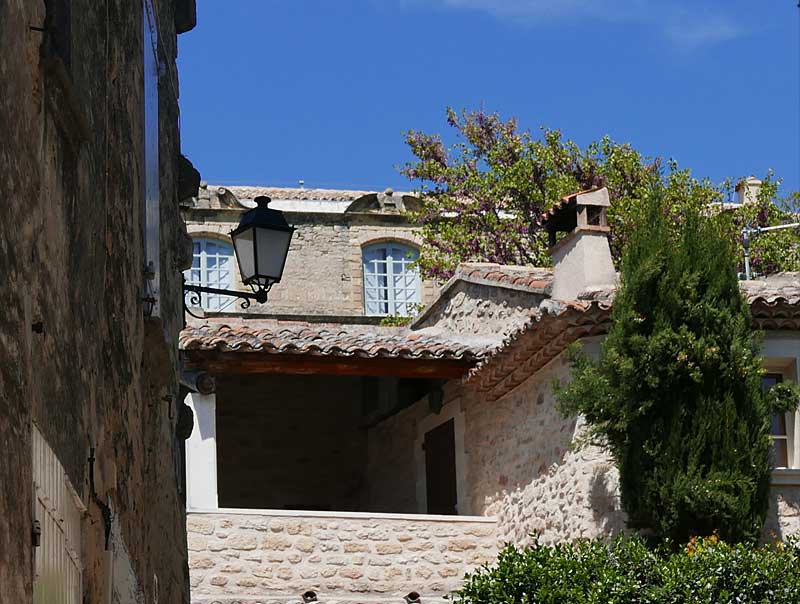 プロヴァンスの町Ansouisの高台に建つ石造りの家。