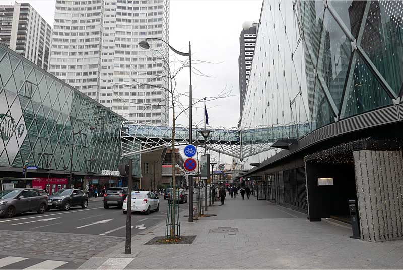 パリ15区のメトロCharles-Michel駅の近くにあるモダンなショッピングセンター