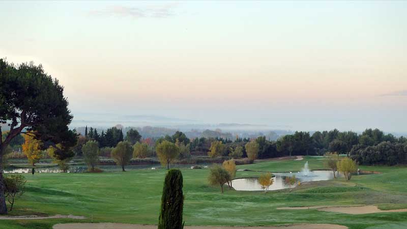 プロヴァンスのコンドミニアムから見える朝のゴルフ場風景