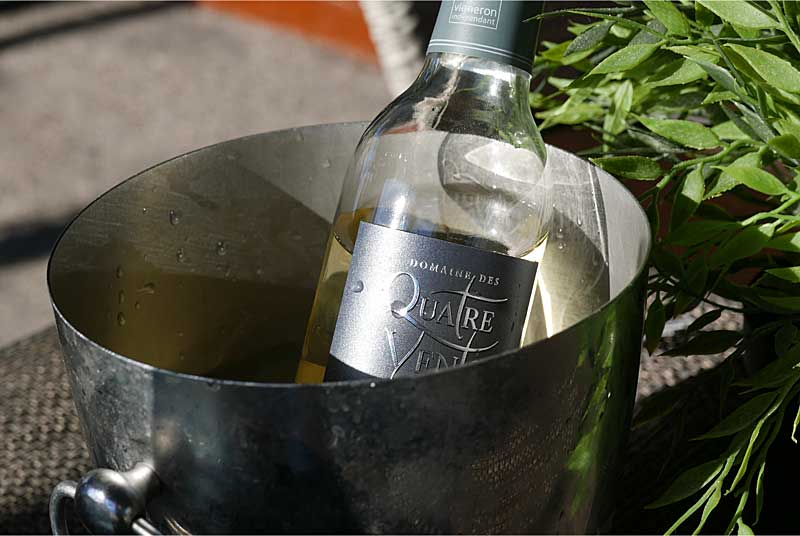 ワインクーラーに入れられたカシ（Cassis）の白ワインボトル。