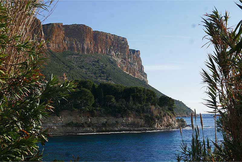 カシ（Cassis)の海と切り立った石灰岩の崖。